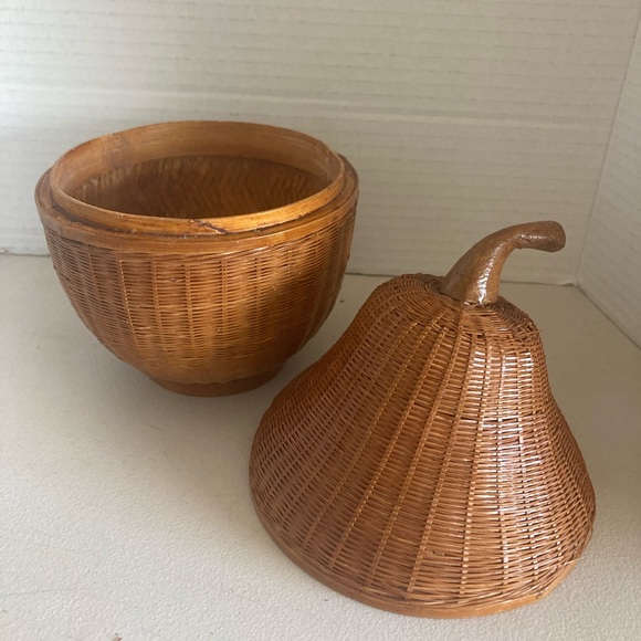 Vintage pear-shaped basket with lid made in peoples Republic of China - Picture 8 of 10